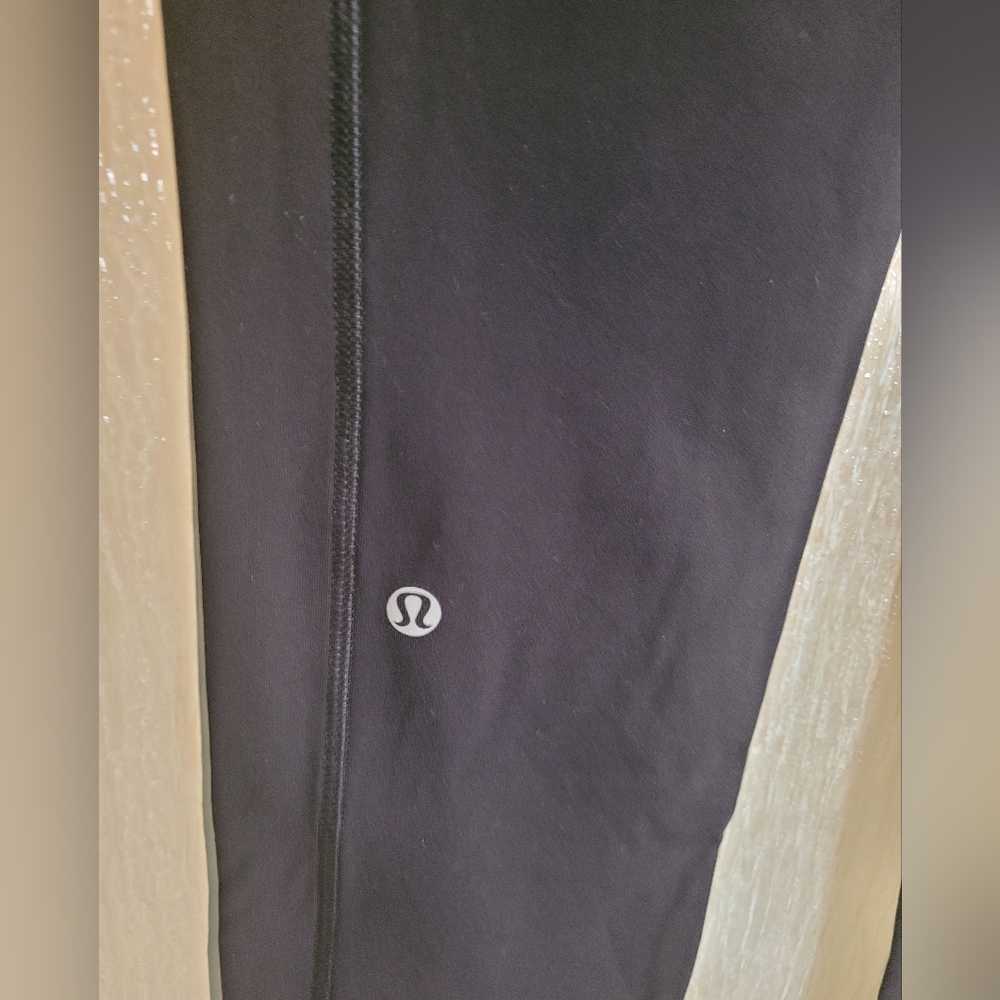 Lululemon Black and Blue workout Tights - Picture 4 of 4